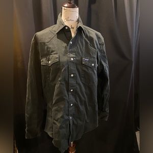 Men’s army green Wrangler Pearl Snap size Medium